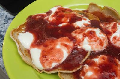 Pancakes de manzana sin gluten ni lactosa  en Thermomix con sirope de cerezas y yogur griego