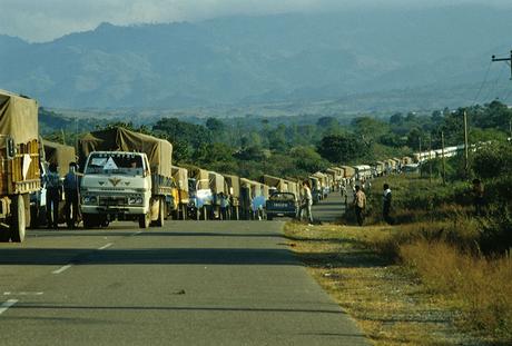 1988. Frontera Honduras-El Salvador. Retorno de refugiados salvadoreños. Foto de Giovanni Palazzo publicada en elfaro.net