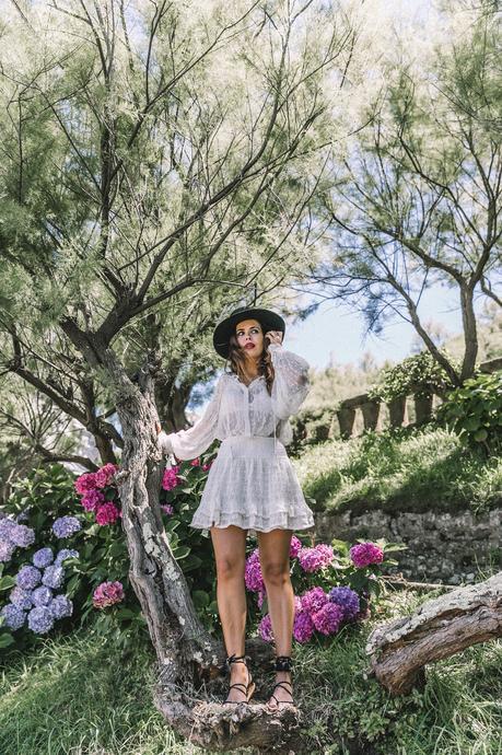 White_Outfit-Denim_Jacket-Lack_Of_Color_Hat-Outfit-Biarritz-Levis-Live_In_Levis-Street_Style-Summer-Boho_Skirt-Collage_Vintage-38