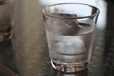 ¿Por qué es importante consumir al menos 8 vasos de agua al día?