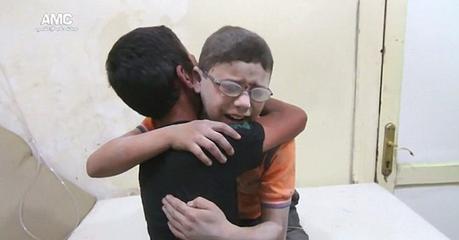 El desconsolado llanto de niños sirios tras la muerte de su hermano