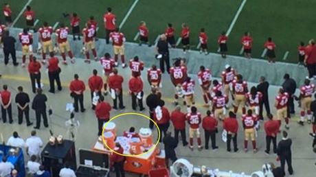 UN DEPORTISTA DE EE.UU. DESPRECIA SU BANDERA: INJUSTA GENERALIZACIÓN. Tremenda es la polémica suscitada en USA a causa de la actitud hipócrita e injusta de un jugador de fútbol americano, Colin Kaepernick, que se quedó sentado cuando sonaba el himno de...