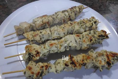 Brochetas de pollo al estilo griego