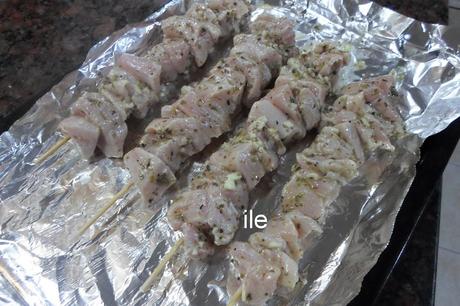 Brochetas de pollo al estilo griego