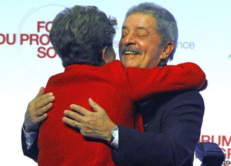 La presidente brasileña Dilma Rousseff (i) abraza a su predecesor en el cargo Lula Da Silva (d) durante su visita al Foro Social de París, Francia.