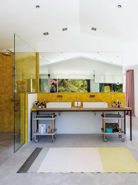 HOUSE TOUR: COLOR EN LA COSTA MALLORQUINA