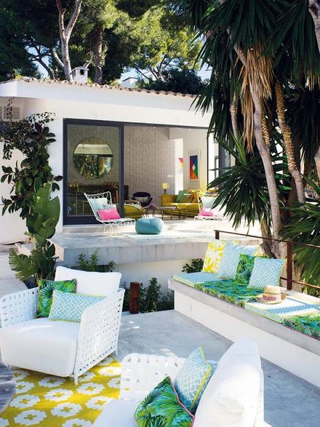 HOUSE TOUR: COLOR EN LA COSTA MALLORQUINA