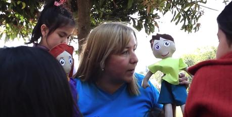 Crean los “Muñecos Anti Abuso” para prevenir el abuso infantil en Paraguay