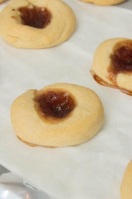 Roscos de vino con mermelada de melocotón y fresa