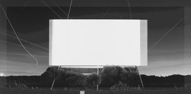 Esta foto de Hiroshi Sugimoto alimenta ciertas fantasías en torno a la idea de una sala de cine alimentada por energía solar .