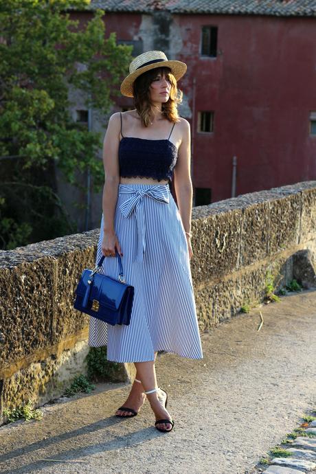 fashion blogger con falda SheinSide - sombrero canotier bolso azul barada bags 