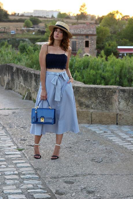 fashion blogger con falda SheinSide - sombrero canotier bolso azul barada bags 