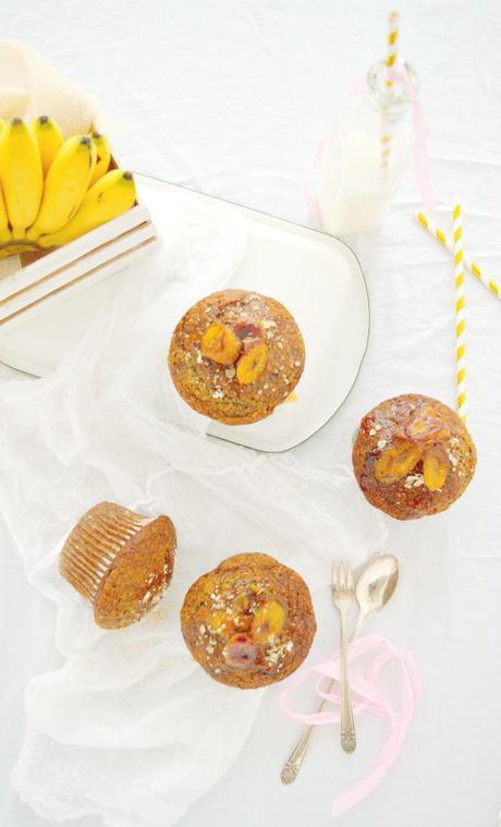 Muffins de plátano y avena con plátano caramelizado en miel, el desayuno de los campeones