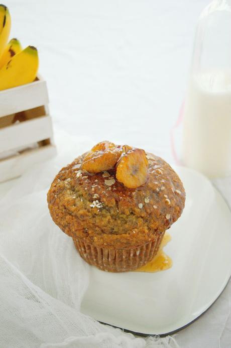 Muffins de plátano y avena con plátano caramelizado en miel, el desayuno de los campeones