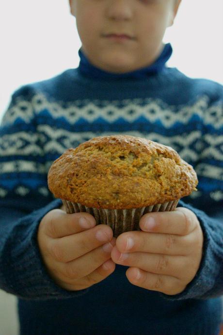 Muffins de plátano y avena con plátano caramelizado en miel, el desayuno de los campeones