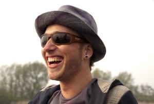 Puedes mantenerte alegre y entusiasta constantemente, enfocándote solo en lo bueno