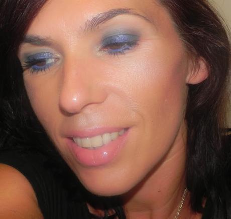 Azul eléctrico y rosa palo (Maquillaje, moda y manicura)
