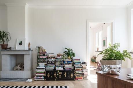 decorar con pilas de revistas