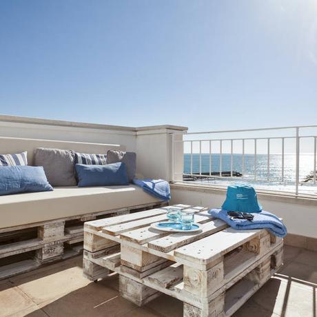 ATICOS EN SITGES by HOME DECO : Balcones y terrazas de estilo Mediterráneo de Home Deco Decoración