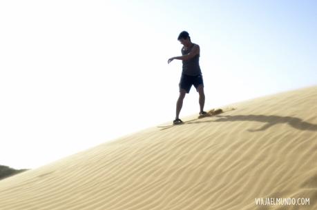 G, haciendo sandboard en los Médanos de Coro