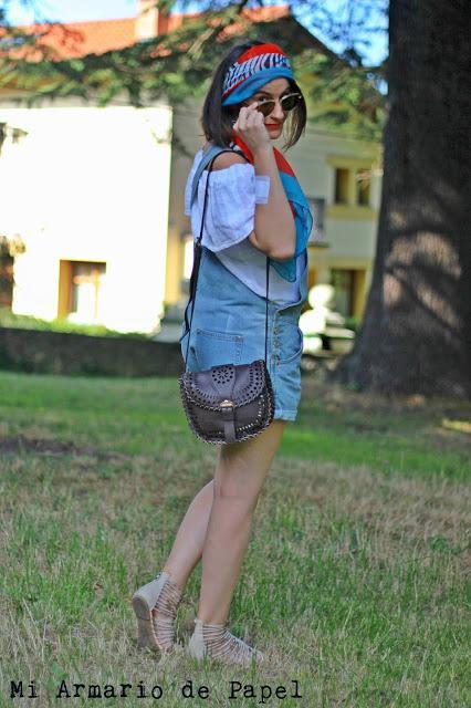 Combinar un peto denim corto con blusa escote Bardot
