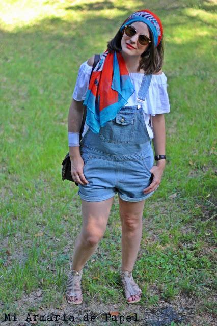 Combinar un peto denim corto con blusa escote Bardot