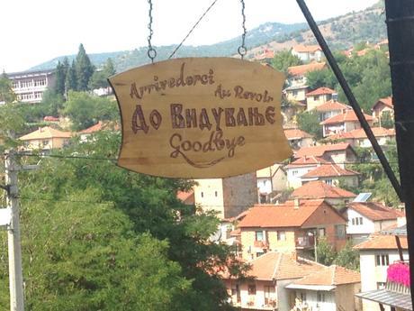 Cartel de despedida en Kratovo, Macedonia.
