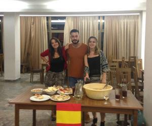 Españoles en la noche de intercambio cultural. Kratovo. 