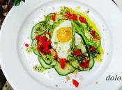 Espaguetis calabacín espárragos salsa pesto