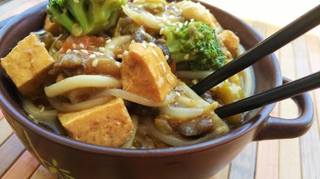 Fideos udon con verduras y tofu al estilo Kung Pao // Kung Pao Style Udon Noodles with vegetables and tofu