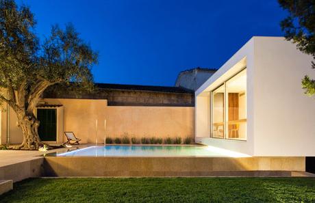 Ampliacion Moderna de una Vivienda Antigua