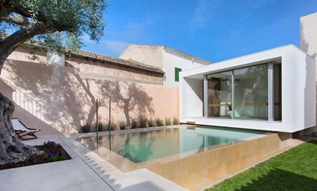 Ampliacion Moderna de una Vivienda Antigua