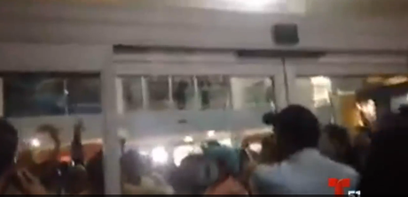 Colectivos acorralan a Capriles en aeropuerto