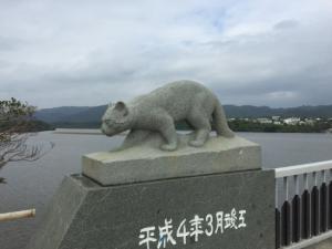 Estatua de gato iriomate en el puente de Nakama