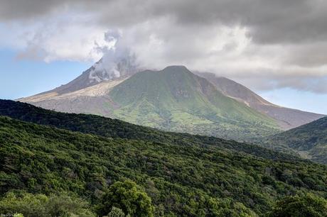 Montserrat enterrada en lava