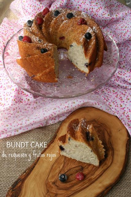 Bundt cake de requesón y frutos rojos