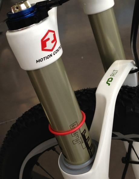 Qué es el SAG y el rebote en la horquilla de una mtb