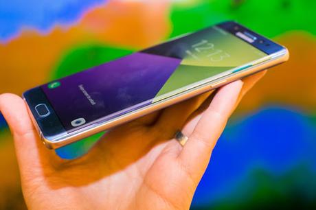 Samsung podría abandonar la pantalla plana en el Galaxy S8: reporte