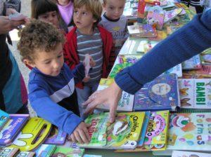 Imagen de niños comprando libros