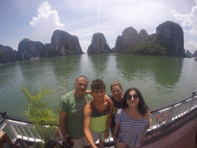 El tótem de la fertilidad y rollitos vietnamitas, juntos pero no revueltos (Bahía de Halong - Hué dia 9 #vietnamim16)