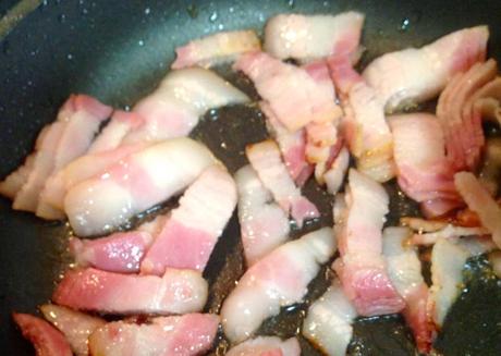 #QueComemosHoy.- Ensalada Templada de Espinacas con Bacón y Queso de Cabra.  Salmón con Pimientos de Padrón.