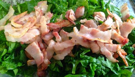 #QueComemosHoy.- Ensalada Templada de Espinacas con Bacón y Queso de Cabra.  Salmón con Pimientos de Padrón.