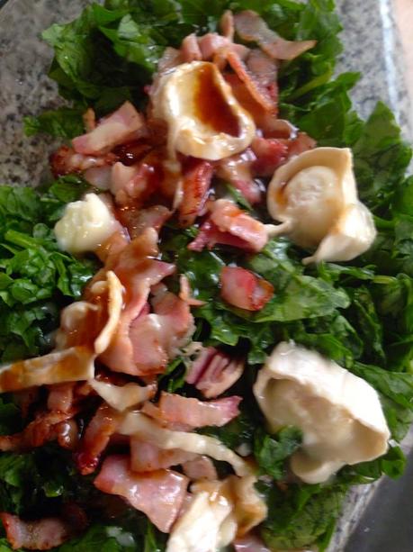 #QueComemosHoy.- Ensalada Templada de Espinacas con Bacón y Queso de Cabra.  Salmón con Pimientos de Padrón.