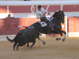 DOBLE SALIDA A HOMBROS EN EL FESTEJO DE REJONES DE LUCENA