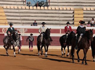 DOBLE SALIDA A HOMBROS EN EL FESTEJO DE REJONES DE LUCENA