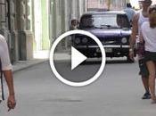 “Los cubanos caminan acera”