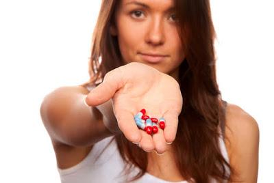 mujer con capsulas en la mano