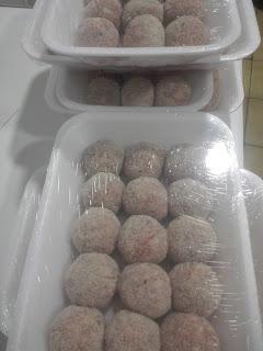 ALBONDIGAS DE CHIRRICLAN CON SEPIA Y GUISANTES