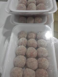 ALBONDIGAS DE CHIRRICLAN CON SEPIA Y GUISANTES