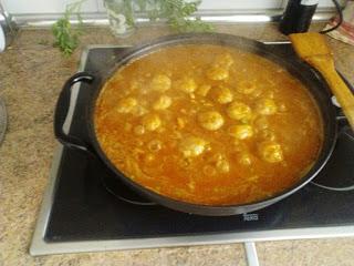 ALBONDIGAS DE CHIRRICLAN CON SEPIA Y GUISANTES